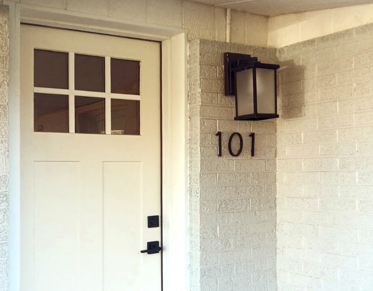 Primary Photo - 2268 E Main St