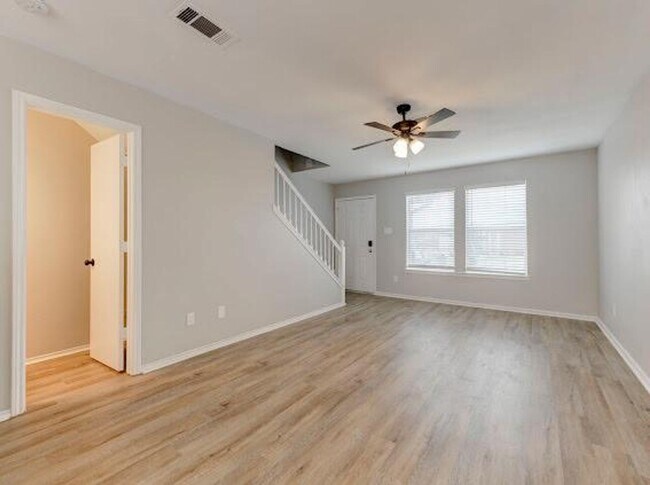 Building Photo - 2BED/ 1.5BATH