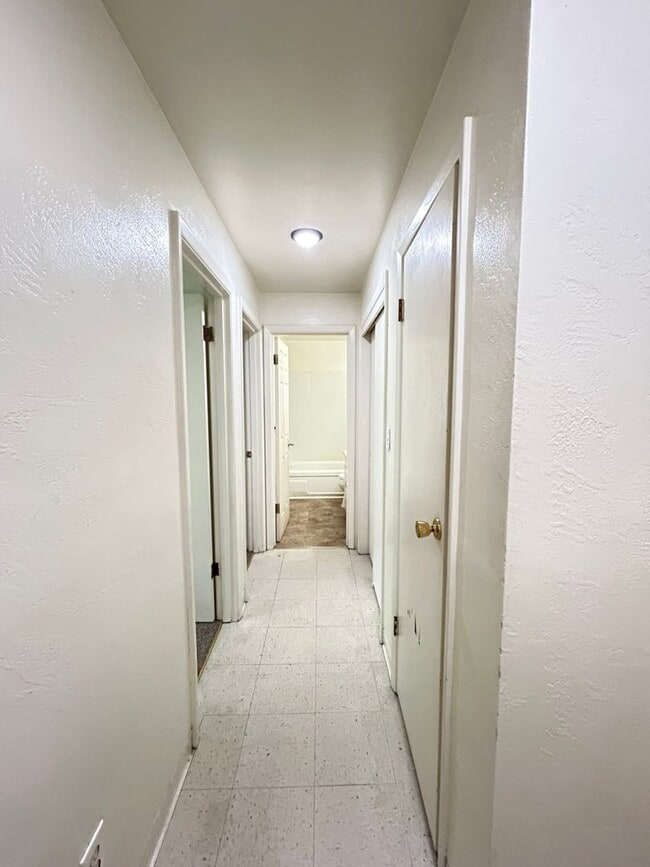 Building Photo - NO APPLICATION FEE AND FREE FIRST MONTHS RENT!! Cozy 2 Bed, 1 Bath Apartment Near Downtown Albany...