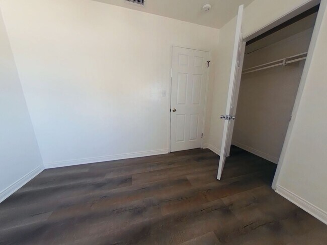 Building Photo - 7 Bedroom 4 Bath Home a hop and a skip to campus- SUPER CLOSE TO CAMPUS!