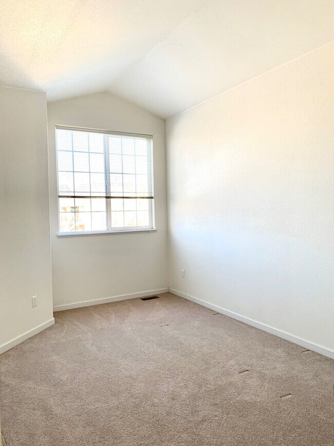 Building Photo - Spacious 3 Bedroom Townhome- Convenient Access to the Front Range