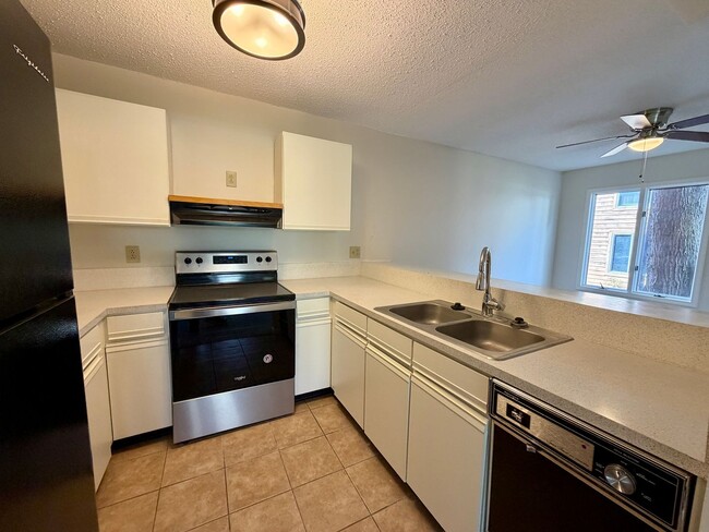 Building Photo - First Floor 2 bedroom condo