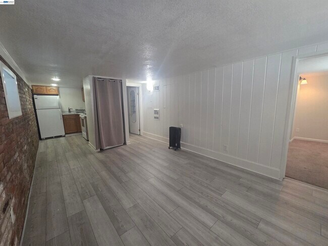 Building Photo - 3851 Vineyard Ave