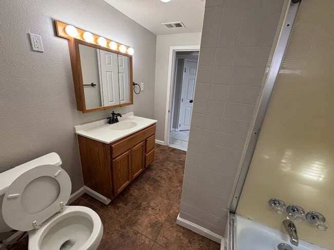 Building Photo - 4 Bedroom 2 Bath House by Frontier Park