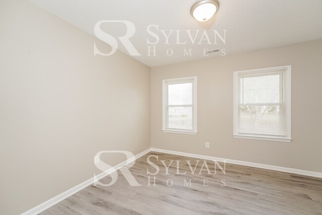 Building Photo - Prepare to be impressed by this 4 bedroom, 2.5 bathroom home