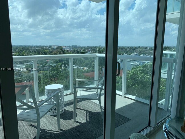 Building Photo - 1861 NW S River Dr