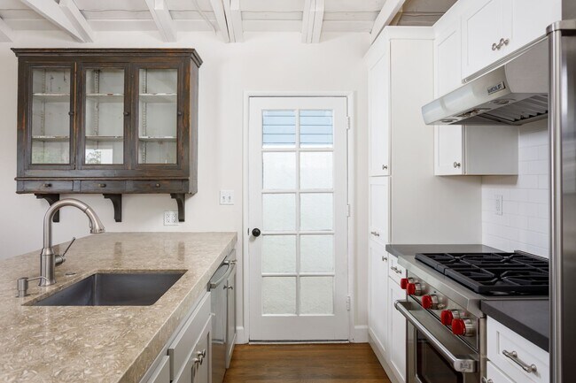 Building Photo - 502 Poinsettia Ave