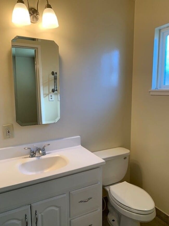 Building Photo - Cozy Three Bedroom, Two Bathroom Home with 2-Car Garage in S. Natomas