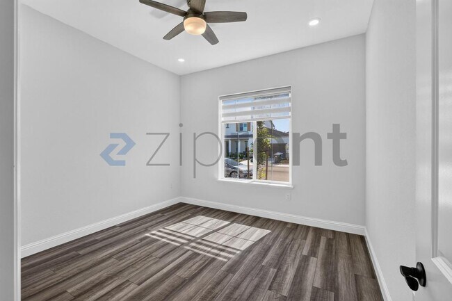 Building Photo - Unit