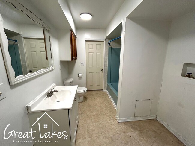 Building Photo - 5667 Anthon St