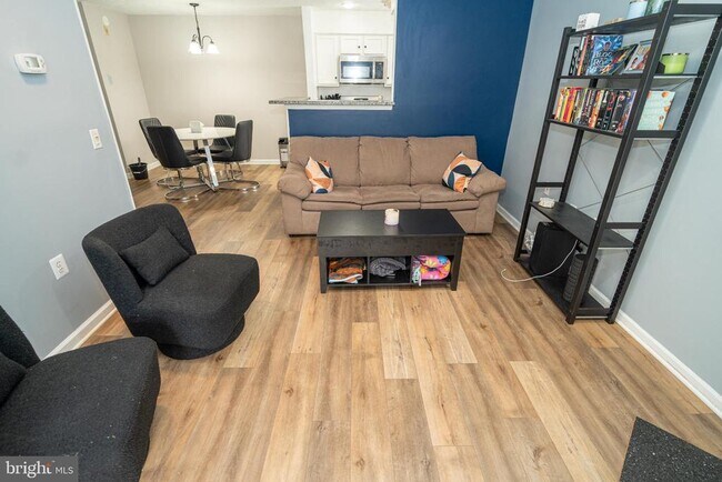 Building Photo - 8911 Town Center Cir