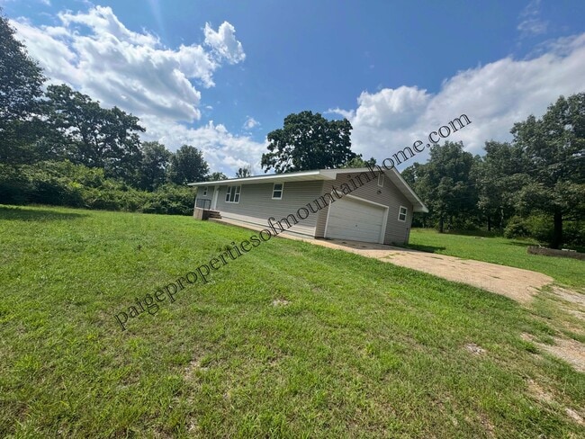 Building Photo - Country Home in Midway