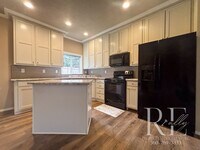 Building Photo - Charming 3-Bedroom Home in Quiet Gig Harbo...