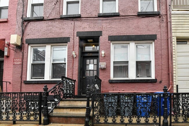 Building Photo - 231 Grand St