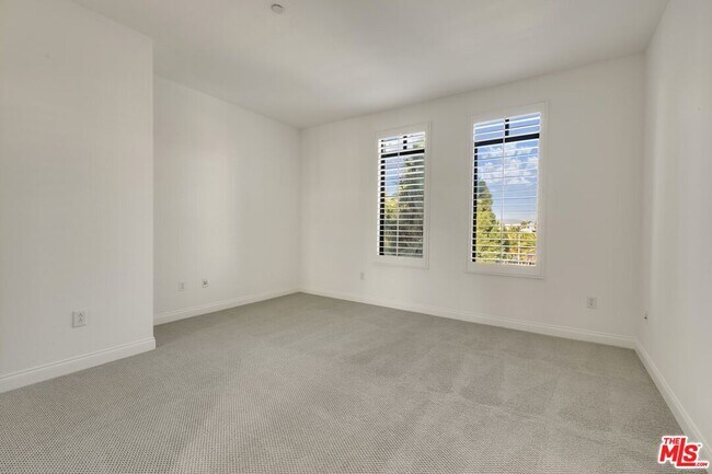 Building Photo - 5625 Crescent Prk W