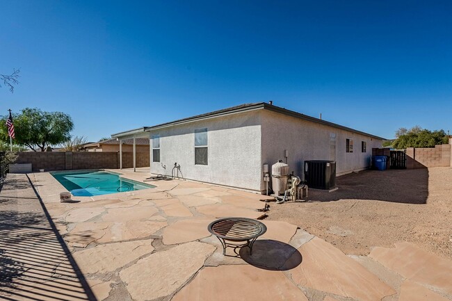 Building Photo - Your Private Oasis Awaits: Spacious 3-Bedr...