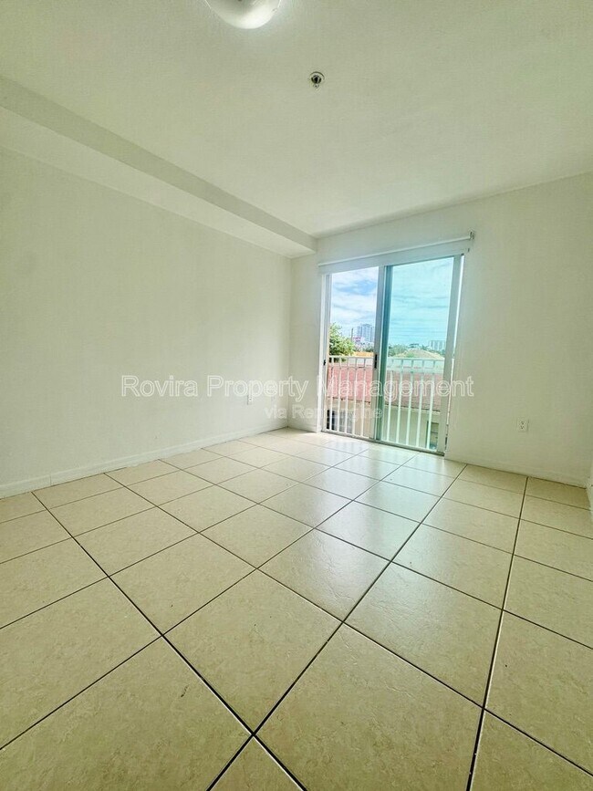 Building Photo - 498 SW 6th St