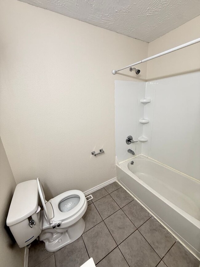 Building Photo - 4 Bed 2 Bath Springfield, MO