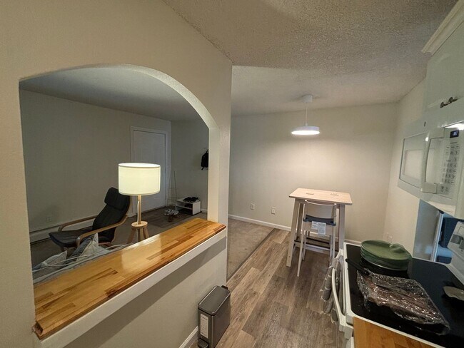 Building Photo - Jasmine Condos Updated 1 bd/1ba