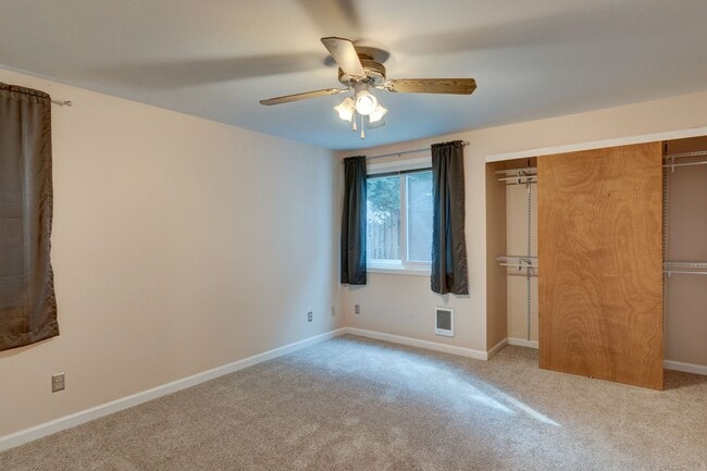 Building Photo - 3 Bedroom, 2 Bath Spacious Townhome with F...