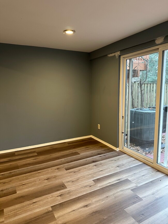 Building Photo - 8018 Grandview Ct