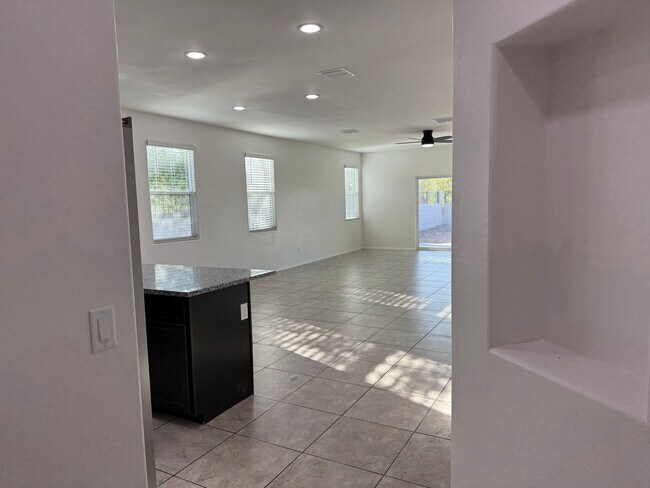 Building Photo - 1086 W Avalon Canyon Dr