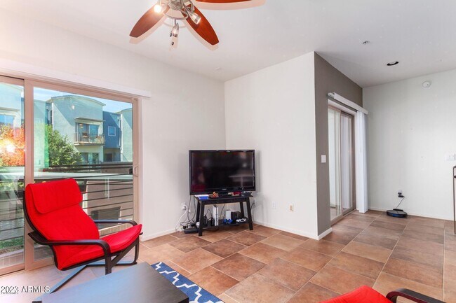 Building Photo - 525 W Lakeside Dr