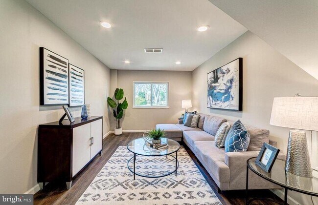 Building Photo - 4207 Woodland Dr