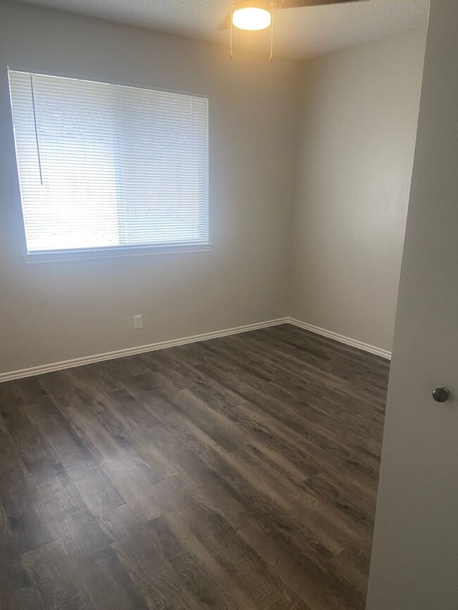 Building Photo - 2 bedroom 2 bath Duplex