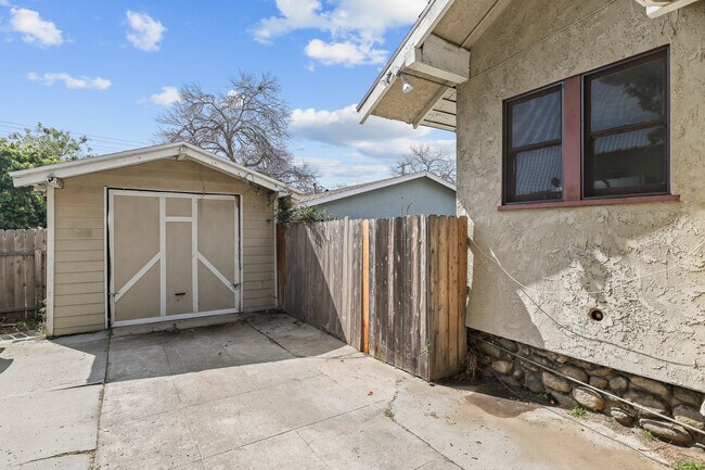 Driveway / Garage - 490 MacDonald St