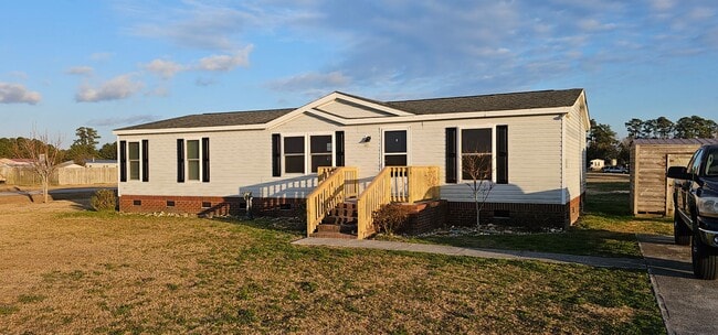 Building Photo - Spacious 3-bedroom, 2-bathroom mobile home. Showings Coming Soon!