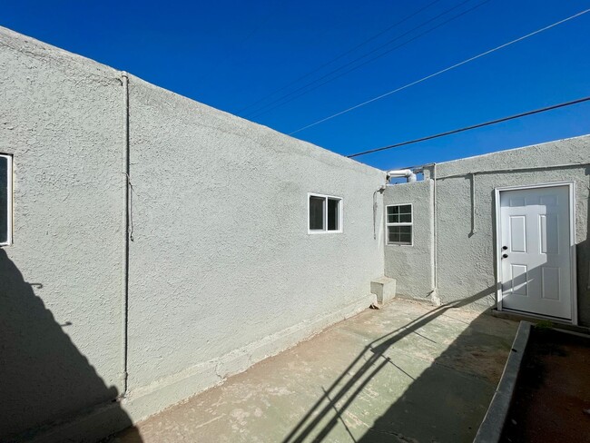 Building Photo - 5593 Hunt Ct