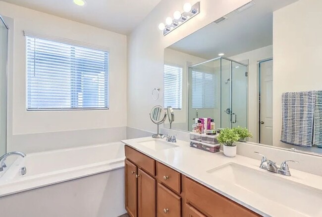 Building Photo - Summerlin Stunner- Spacious Backyard, Stri...