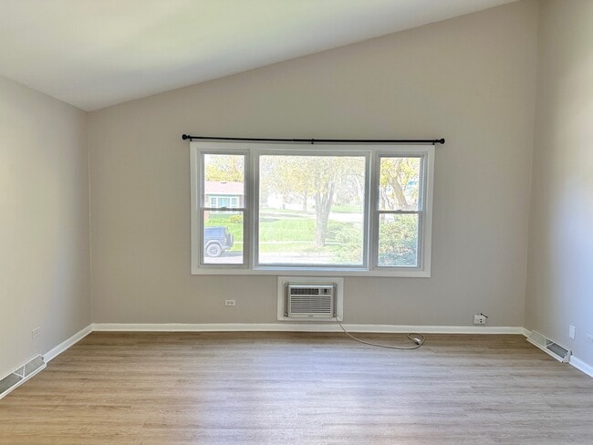 Building Photo - 525 Ryan Ln