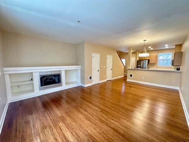 Building Photo - Beautifully Updated 2 Bedroom Condo
