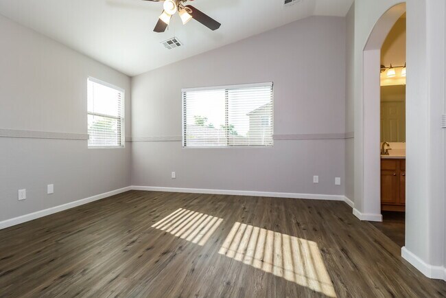 Building Photo - 16871 W Portland St