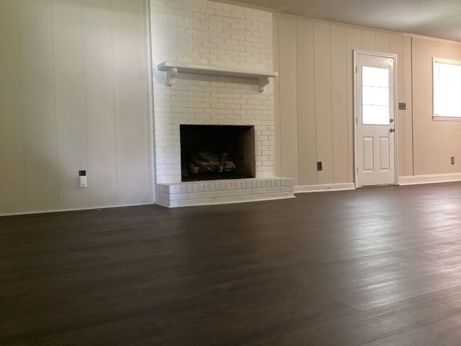 Building Photo - Lovely 3-Bedroom, 2-Bathroom Ranch