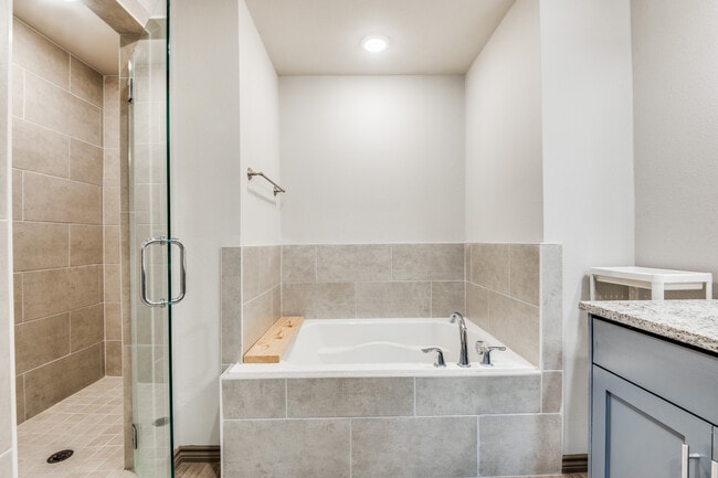Building Photo - 8706 Tudor Pl