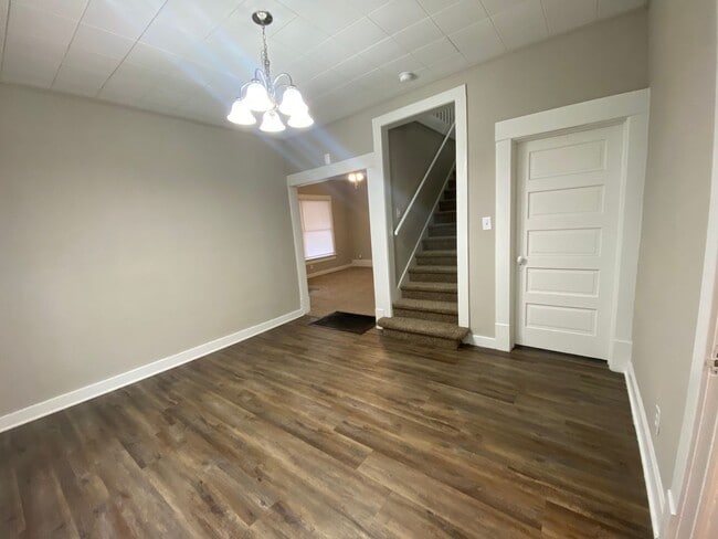 Building Photo - Charming 4 bedroom/2 bath home in Winfield! Coming Available in mid-July!