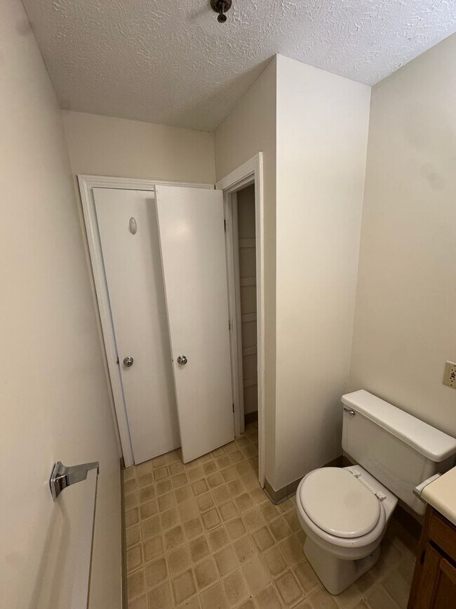 Building Photo - 17 Main St