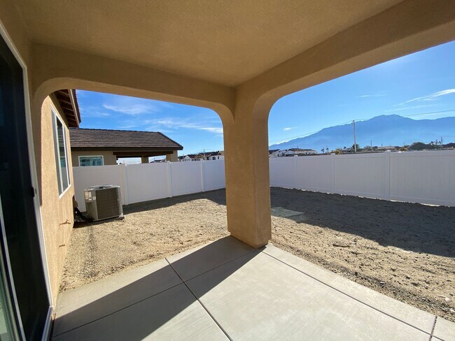 Building Photo - Beautiful Home with Solar