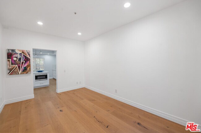 Building Photo - 851 N San Vicente Blvd