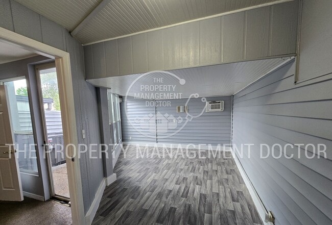 Building Photo - MOVE IN SPECIAL - 4BR/2.5BA Tampa Home | Dual Kitchen Areas, Private Bedroom & Fresh Updates