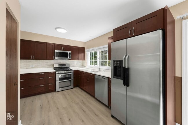 Building Photo - 1705 College Green Dr