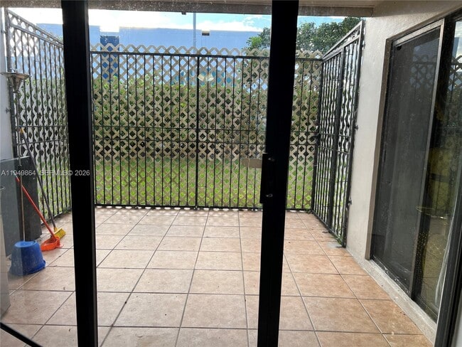 Building Photo - 8879A Fontainebleau Blvd