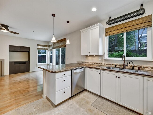 Building Photo - 128 Baypoint Dr