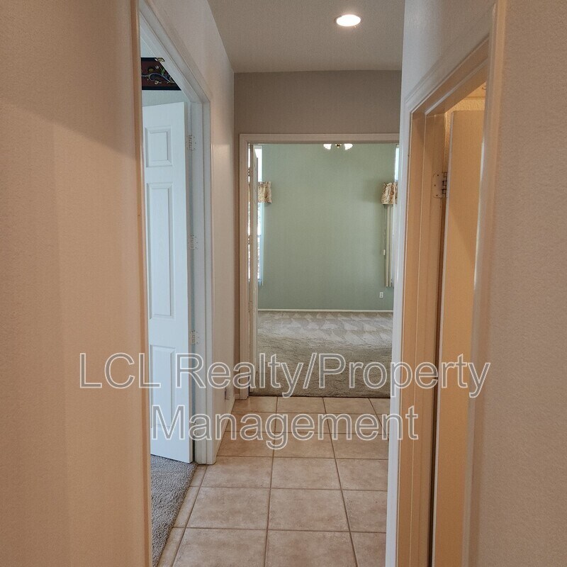 Building Photo - 28650 Shady Brook Dr