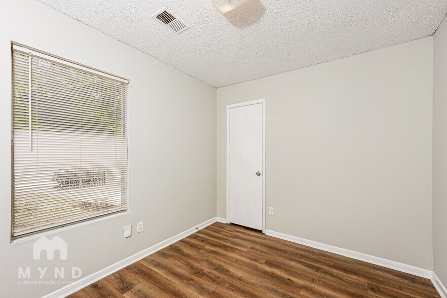 Building Photo - 5910 Honeysuckle Cir