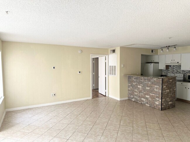 Building Photo - Spacious and Beautiful - Unfurnished 2/2 at Villas Del Sol !