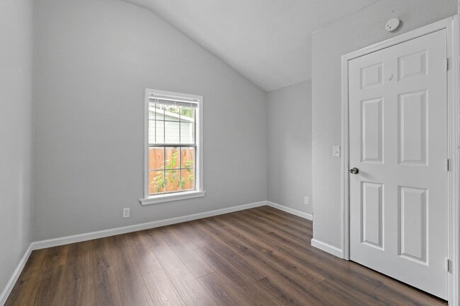 Building Photo - Charming 2 bedroom, 1 bathroom home located near Historic McKinney!!